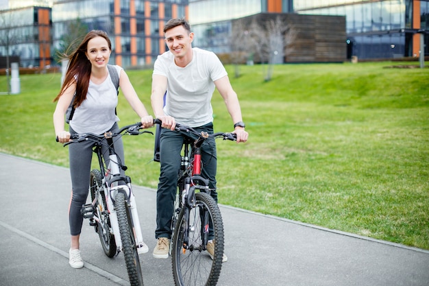 자전거와 함께 도시에서 행복 한 커플