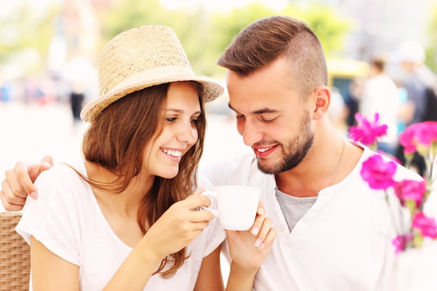 Una coppia felice che beve caffè in un bar