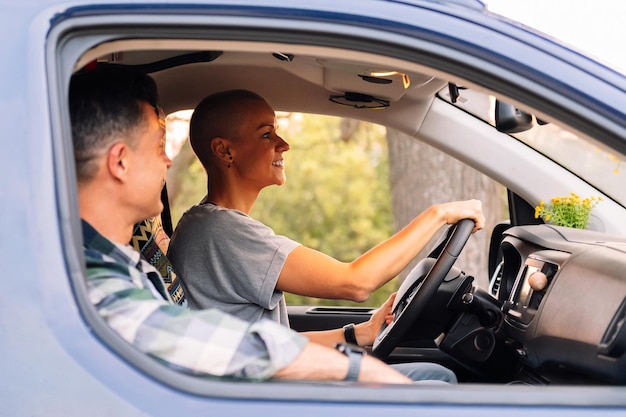 Photo happy couple driving camper van during road trip