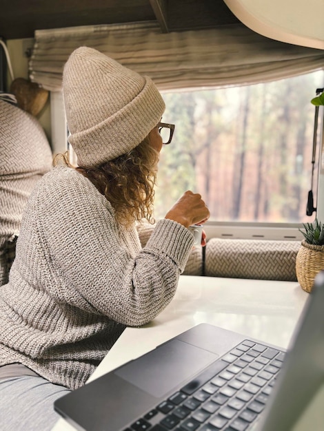 写真 キャンピングカーで一緒に食べている幸せなカップルバンライフと旅行冒険休暇遊牧生活セルフィーを撮りカメラに笑顔を浮かべる陽気な男女