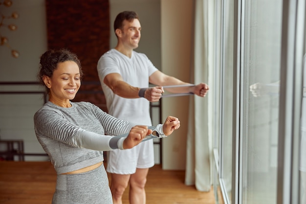 Coppia felice che si gode l'allenamento insieme a casa