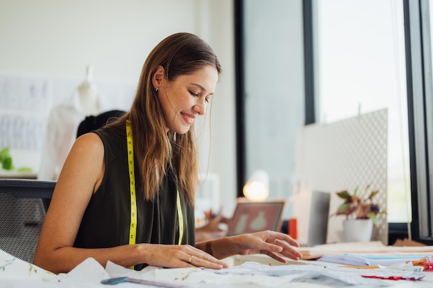 Foto una coppia felice di designer di moda che lavorano insieme in uno studio di laboratorio