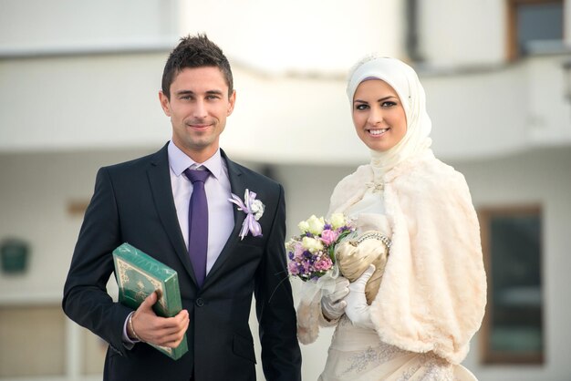 Photo happy couple in front of mosque