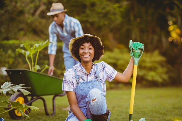 Coppia felice di giardinaggio insieme