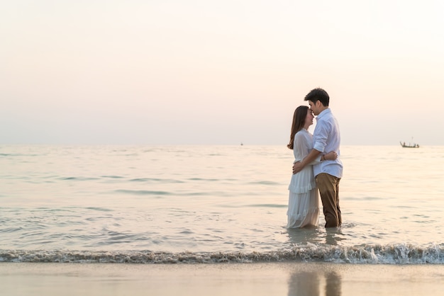 여름에 열 대 모래 해변에 신혼 여행가는 행복 한 커플