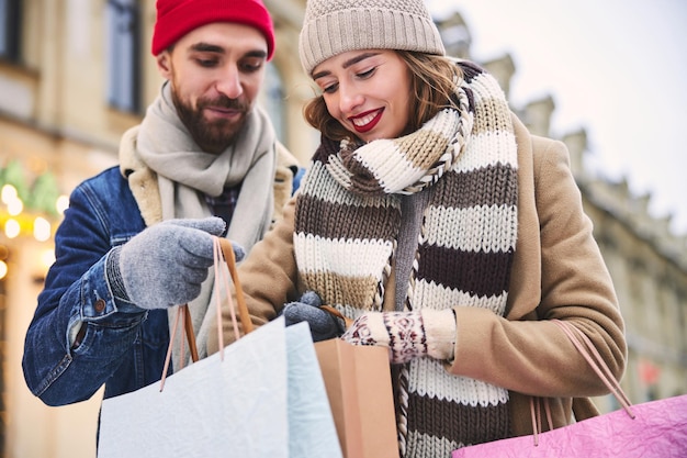 クリスマス前に一緒に買い物に行く幸せなカップル