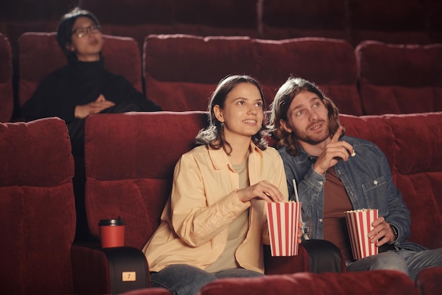 映画館でデートをしている幸せなカップル