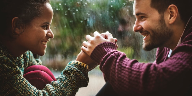 Photo happy couple holding hands