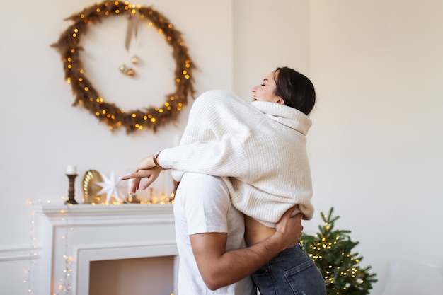 Photo happy couple at home on christmas time