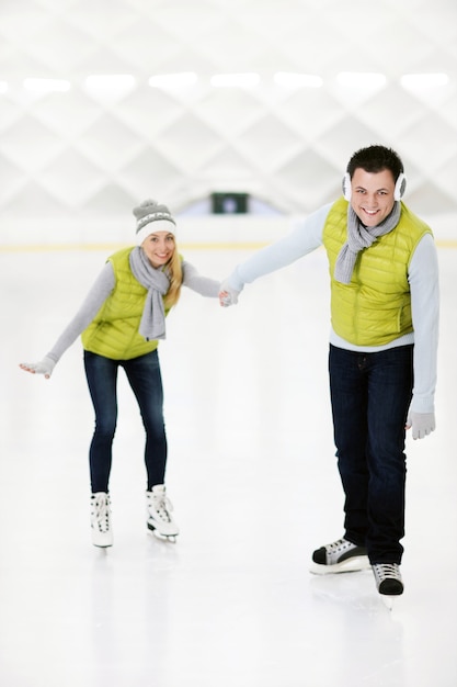 Foto una coppia felice sulla pista di pattinaggio