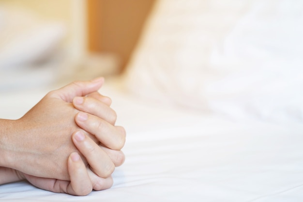 Photo happy couple is lying in bed together. enjoying the company of each other.