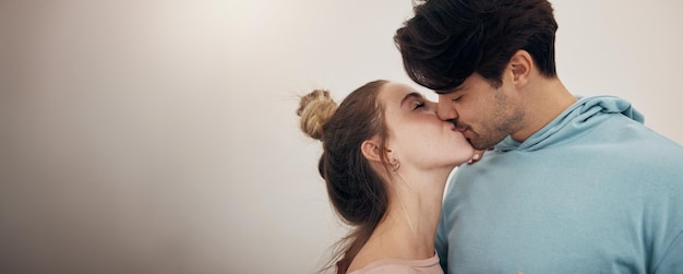 Foto coppia felice e bacio con amore su sfondo bianco banner o modello di studio di lealtà di partenariato o matrimonio persone romantiche o legame con il partner nell'affetto con supporto e cura insieme