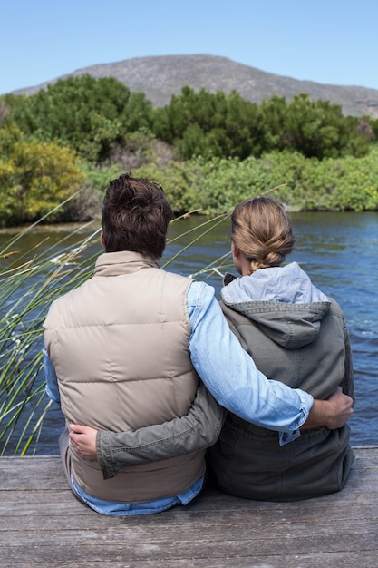 Photo happy couple at a lake