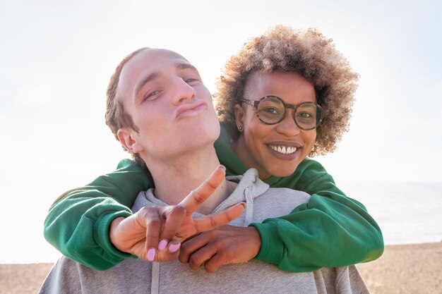 Photo happy couple of latin woman and caucasian man