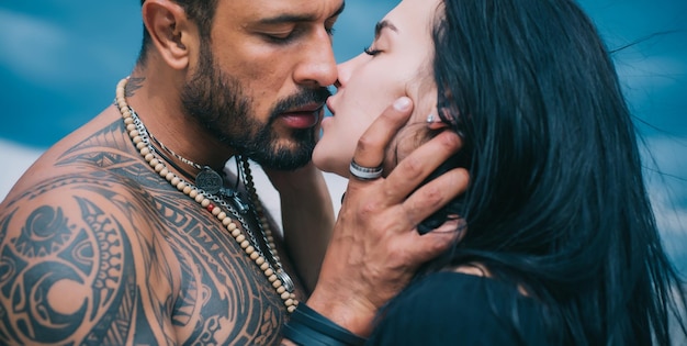 Foto felice coppia innamorata bella giovane coppia amore e fiducia amare tutto di lei