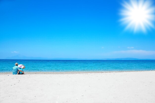 Foto una coppia felice innamorata in riva al mare nel viaggio di fine settimana nella natura