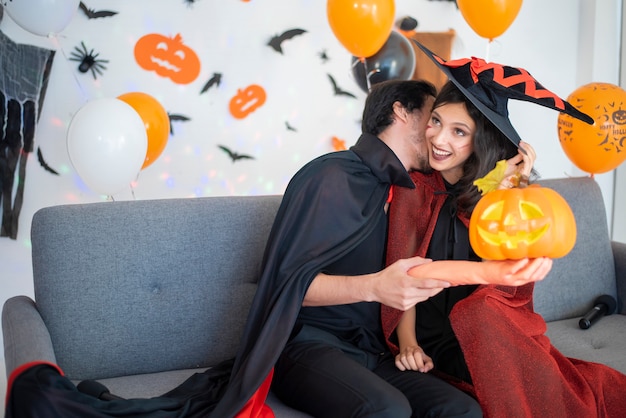 Счастливая пара любви в костюмах и гриме на праздновании Хэллоуина
