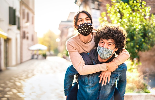 Coppia felice di amanti che godono del tempo all'aperto