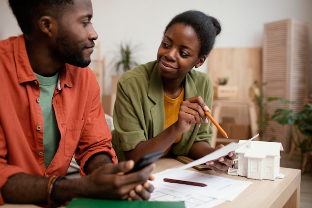 Photo happy couple making plans to redecorate household