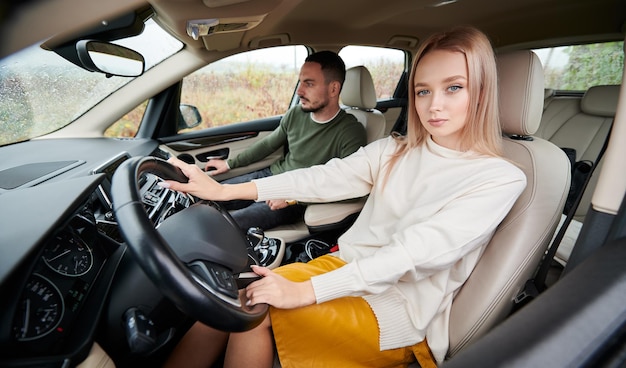 写真 車で旅行する幸せなカップルの男性と女性