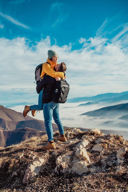 幸福的夫妇照片男人和女人旅游在夏天在山顶远足