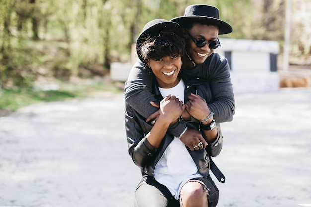 Photo happy couple in the park