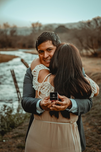 結婚指輪結婚したばかりのフィールドでポーズをとる幸せなカップル