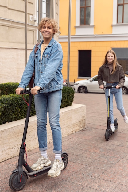 写真 街で電動スクーターに乗って幸せなカップル