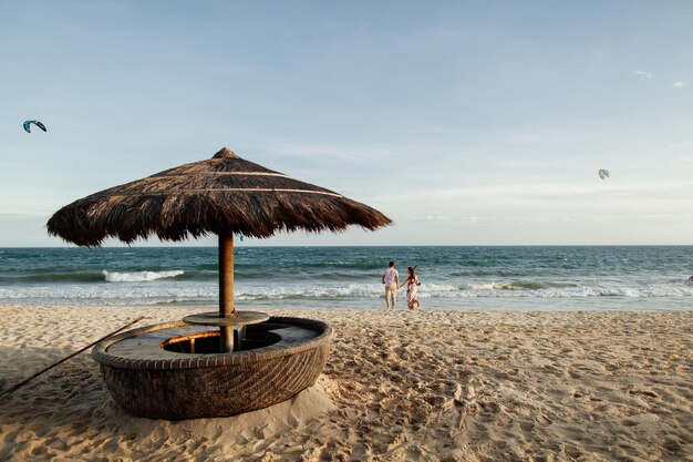 아시아 베트남의 해변 바다 전망과 모래 해변에서 실행하는 행복한 커플