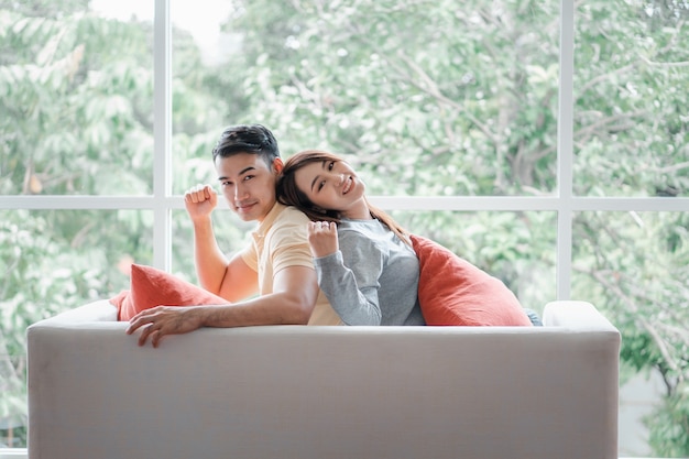 Photo happy couple sitting on the sofa