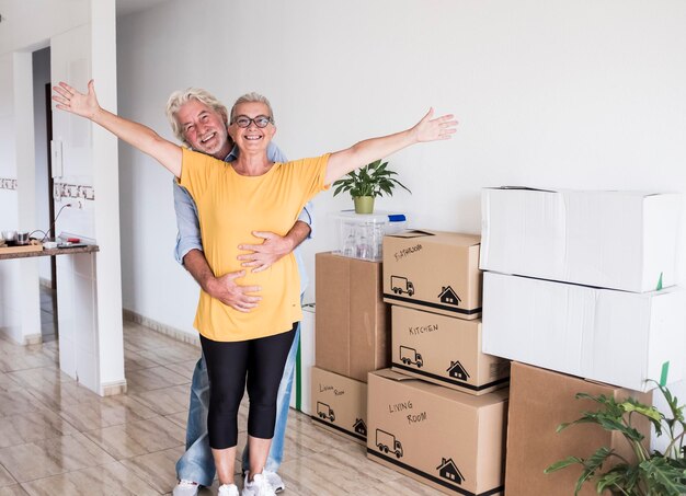 Photo happy couple standing against wall at home