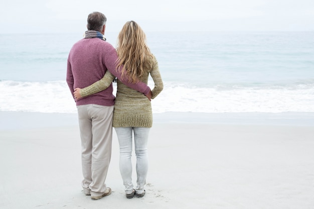 Photo happy couple standing holding each other