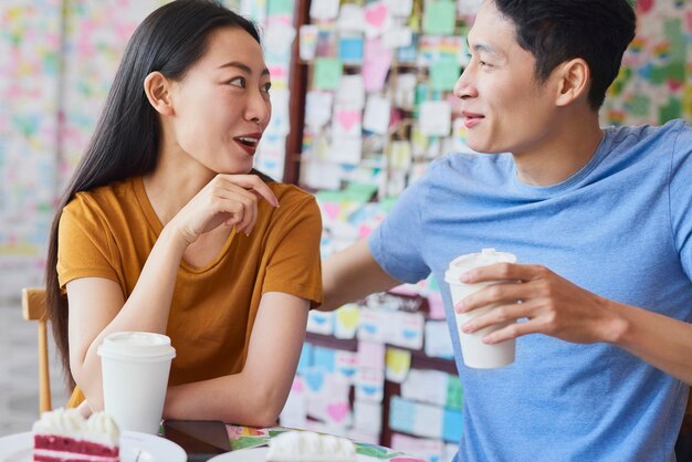 写真 カフェで話している幸せなカップル