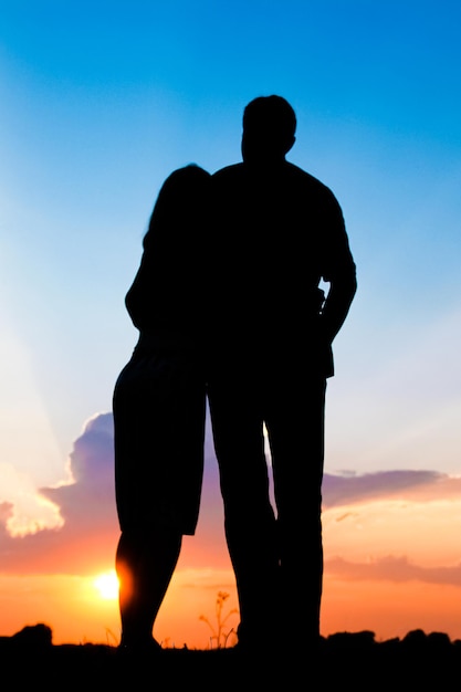 Photo happy couple together at sunset silhouette of nature