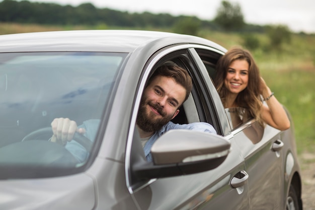 Photo happy couple travelling in car