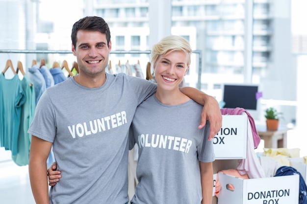 Photo happy couple of volunteer