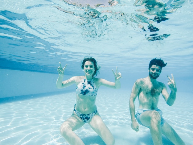 Photo happy couple under water