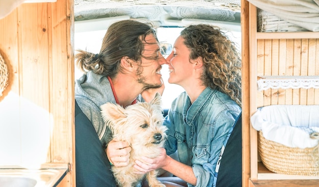 Photo happy couple with dog romancing in caravan