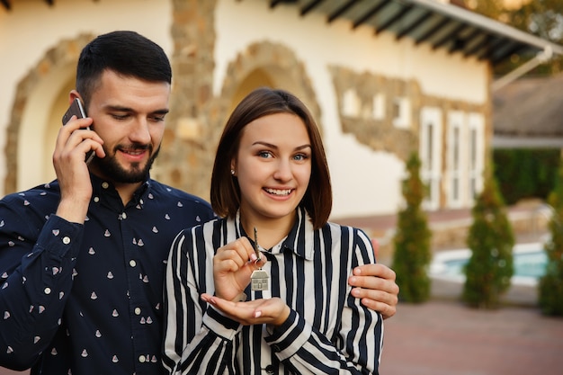 Happy couple with key to new home.