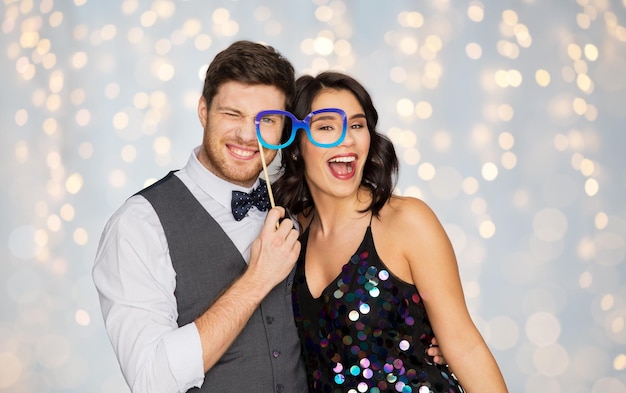 Photo happy couple with party glasses having fun