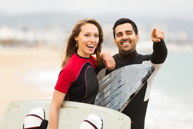 Foto coppia felice con tavole da surf