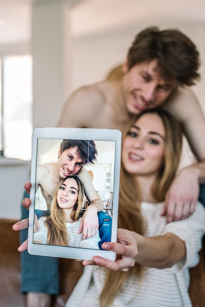 Photo happy couple with tablet