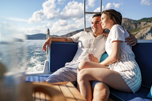 Photo happy couple on a yacht in summer on romantic vacation