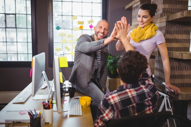 Photo happy coworkers high fiving