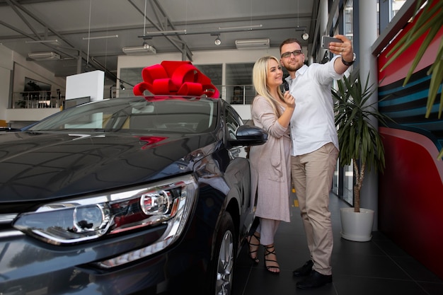 Photo happy customers in car dealership