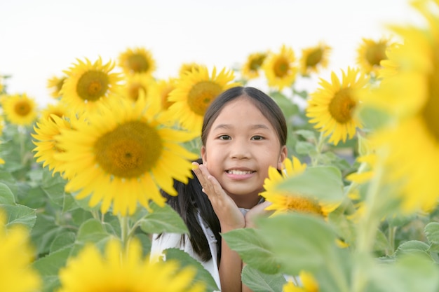 Sorriso felice carino ragazza asiatica con girasole,