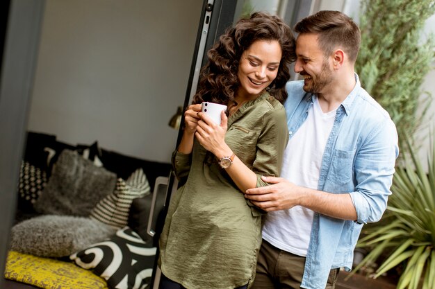 Coppie sveglie felici nell'amore che si abbracciano e che bevono caffè