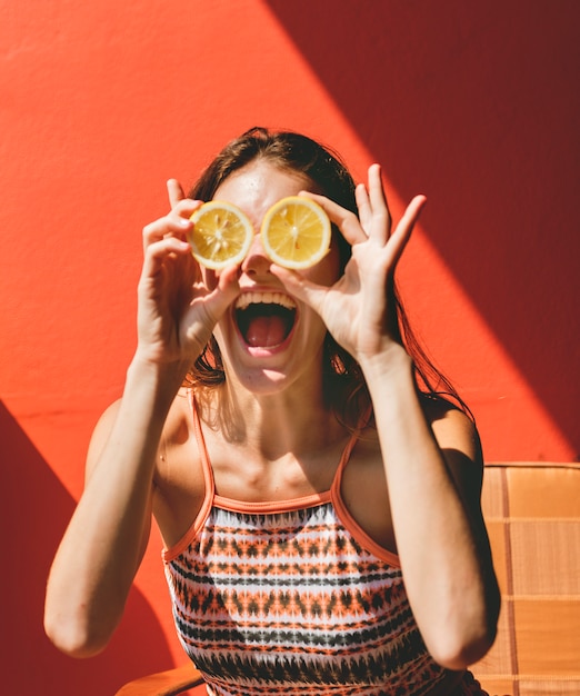 Photo happy cute girl with oranges