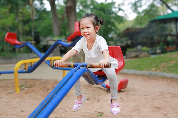 公園でのこぎりで幸せなかわいい女の子