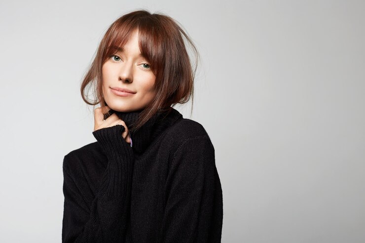 Photo 幸せなかわいい若い女性の肖像画 美しい笑顔の女性